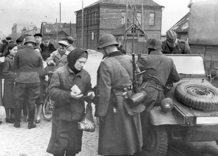 Немцы на оккупированных территориях. Фото в свободном доступе.