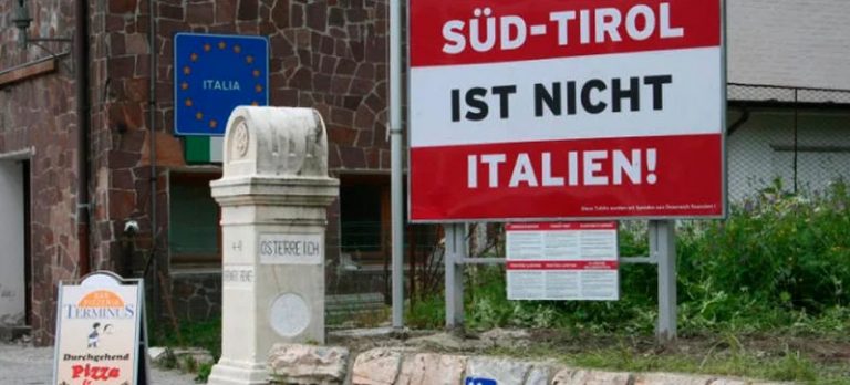 "Южный Тироль - не Италия!" Надпись, на фоне флага Австрии. Наши дни. Фото из открытых источников.