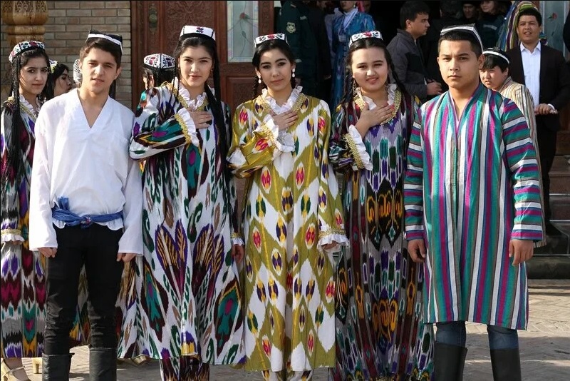 Сколько часов у узбеков. Узбекистан народ. Национальная одежда Узбекистана чапан. Традиционная узбекская одежда Узбекистан. Ташкентская Национальная одежда.
