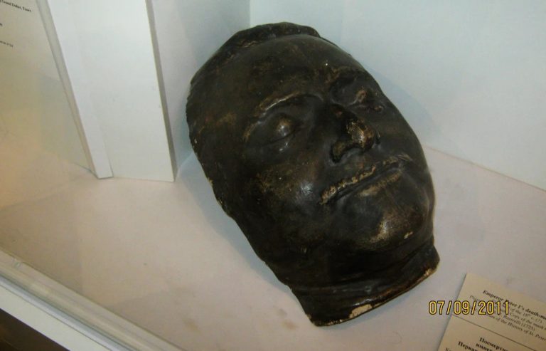 Посмертная маска Петра Великого, творца победы под Полтавой. Петропавловская крепость. 