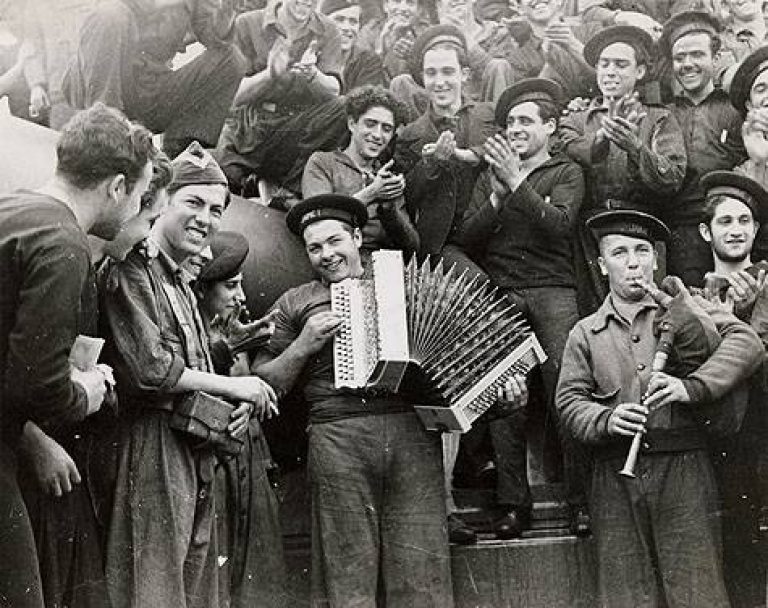 Республиканские матросы музицируют. Альмерия, Испания, февраль, 1937 г.