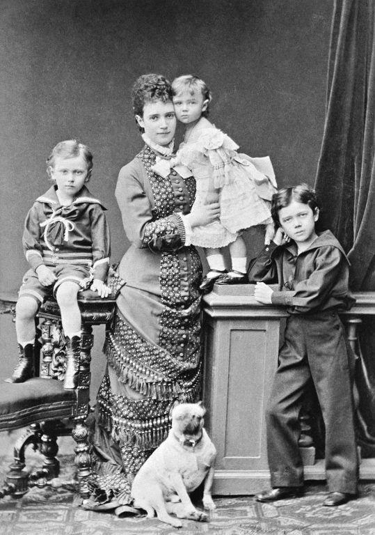 Мария Федоровна с детьми