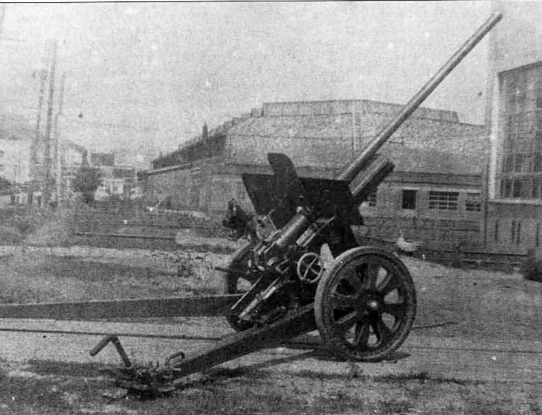 Дивизионная пушка обр. 1936 г. Ф-22 во дворе горько вс ко го завода № 92. Лето 1939 г.
