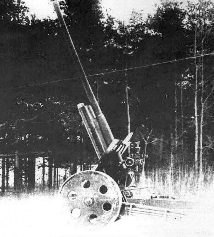 Государственные испытания 76,2-мм пушки Ф-22. Орудие в положении максимального угла возвышения. Обратите внимание на металлические колеса с грузошинами «немецкого типа».