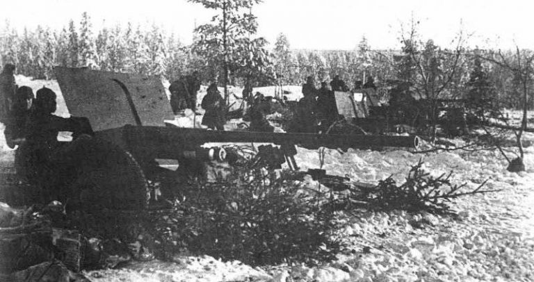 Батарея лейтенанта Струпынского ведет огонь по финнам. Район Выборга, март 1940 г.