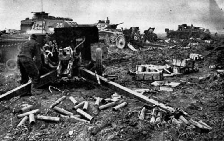 Советская батарея после атаки немецких танков. Июнь, 1941 г.