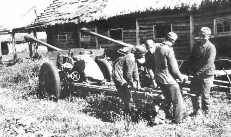 Немецкие артиллеристы на отдыхе между боями. Лето, 1942 г.