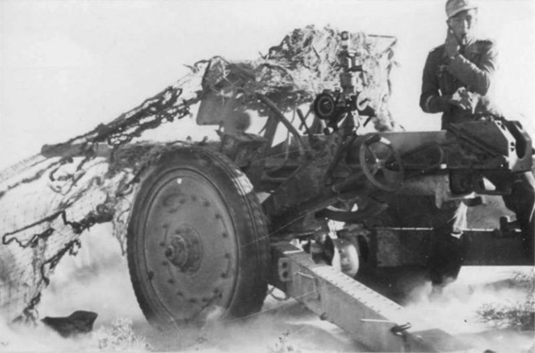 Артиллеристы африканского корпуса вермахта ведут огонь из 76-мм трофейной советской дивизионной пушки Ф-22 (7,62-cm Feldkanone 296 (r)