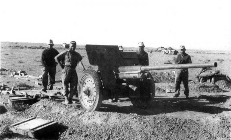 Немецкие артиллеристы у орудия FK 296 (r) на позиции в Ливии