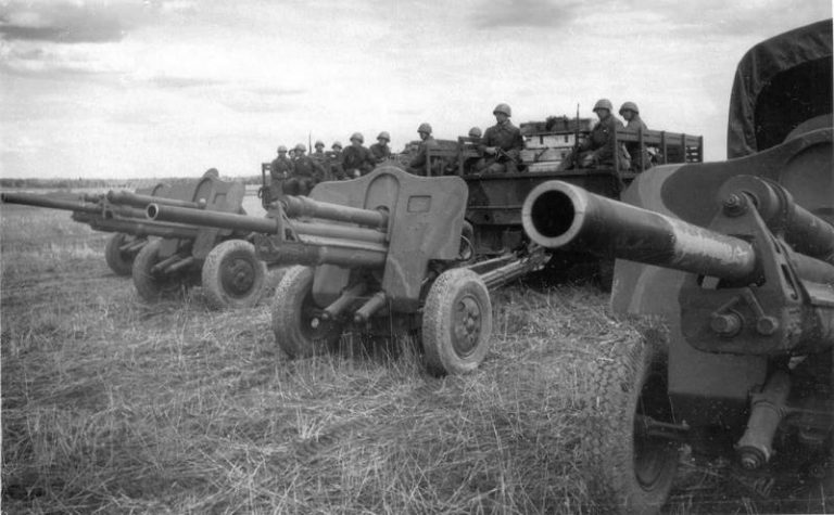 Артиллеристы батареи 76-мм дивизионных пушек образца 1939 года Ф-22 УСВ, перед выездом на боевые позиции