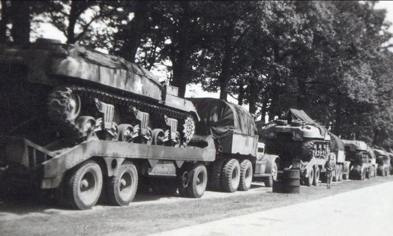 Колонна тягачей с бронетранспортёрами Carrier, Armoured personnel, Ram Kangaroo