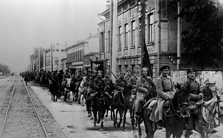 Вступление конных частей Красной Армии в Казань в 1918 году.