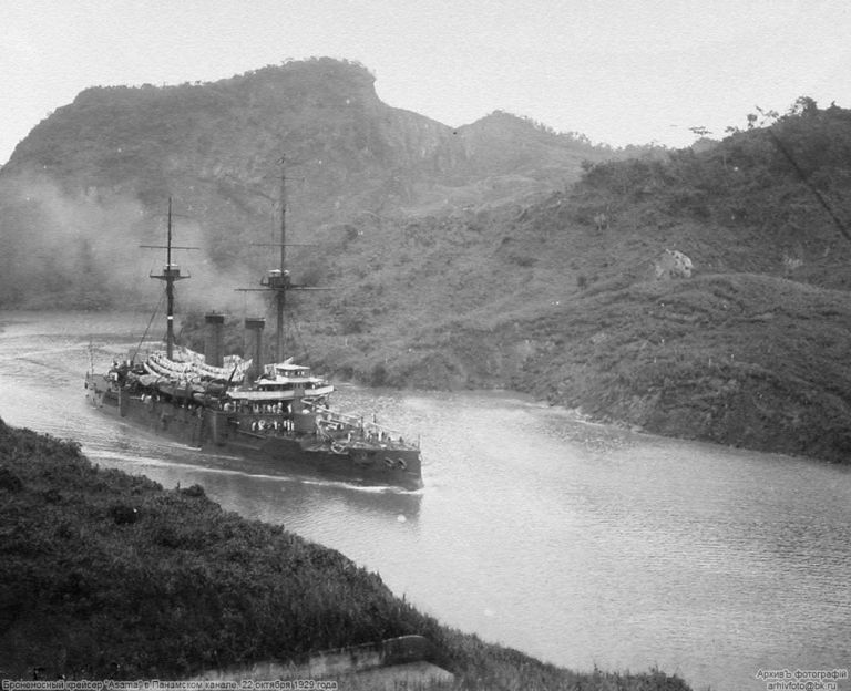 "Асама" в 1929 г. Панамский канал.