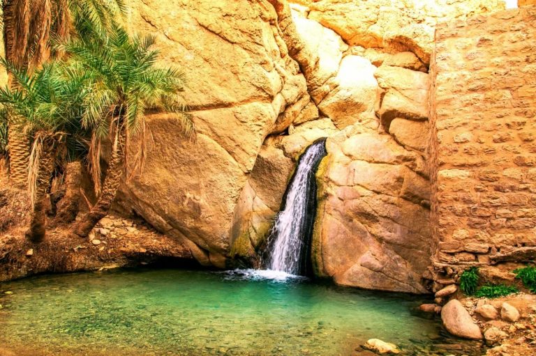 Оазис Чебика в Тунисе с выходом воды в виде водопада из скального массива.