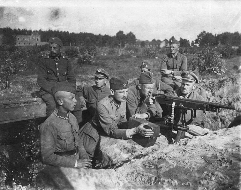 Польские солдаты на позициях в районе Варшавы