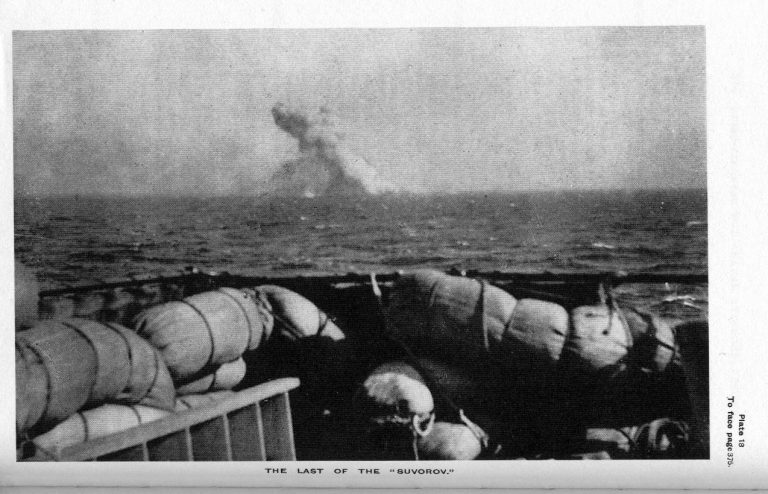 Момент гибели эскадренного броненосца "Князь Суворов". Фотография с борта японского корабля