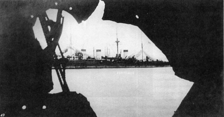Фотография "Жемчуга", сделанная в Маниле сквозь пробоину крейсера "Олег", полученную им в Цусимском сражении