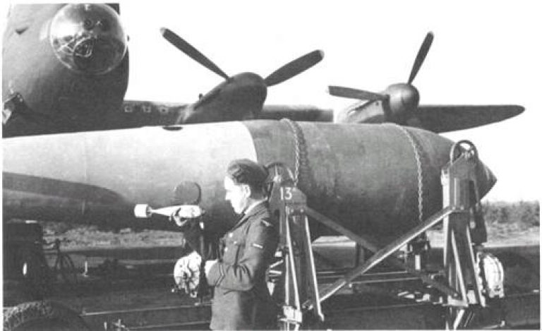 5-тонная бомба wz.36 "Lwowskaya dziecka"-5000.Обратите внимание на то, что фотограф исключил из кадра конструкцию хвостовой части авиабомбы, являвшуюся на тот момент секретной разработкой.