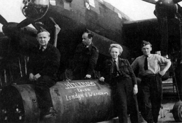 6 сентября 1939 года. 5-тонная бомба wz.36 "Lwowskaya dziecka"-5000 готовится к погрузке на бомбардировщик "Ольгкастер".  