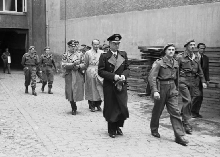 Три члена Фленсбургского правительства: Альфред Йодль, Альберт Шпеер и Карл Дёниц после их ареста союзниками