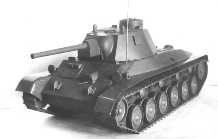 Этот макет все принимают за Т-34М, выпуск которых планировалось начать с августа 1941 г.