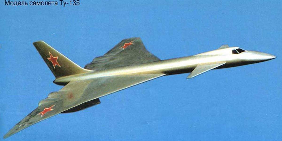 Una de las muchas variantes del bombardero 135 (también conocido como Tu-135).  El vehículo soviético era significativamente más pequeño que el XB-70 e inmediatamente fue diseñado como portador de misiles.