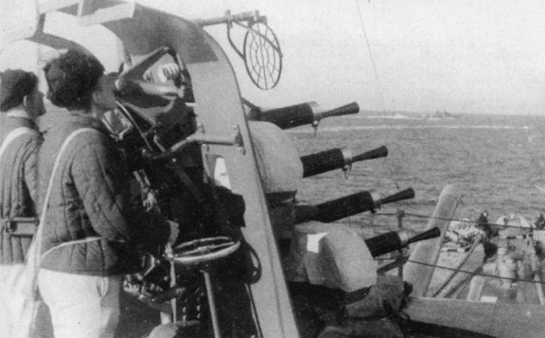 Счетверенный 12,7-мм зенитный пулемет «Виккерс», установленный на носовой возвышенной башне главного калибра