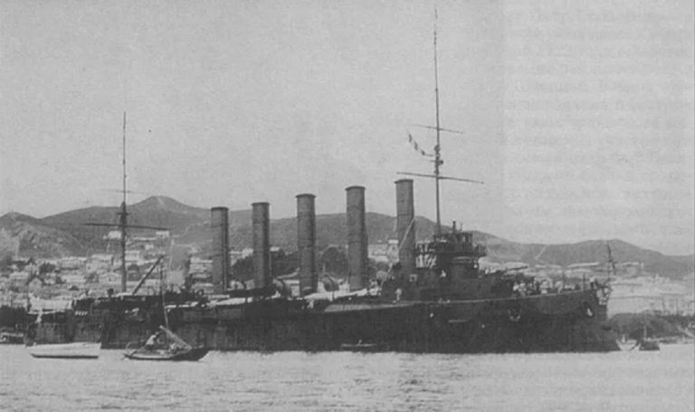 Крейсер «Аскольд» на рейде Владивостока