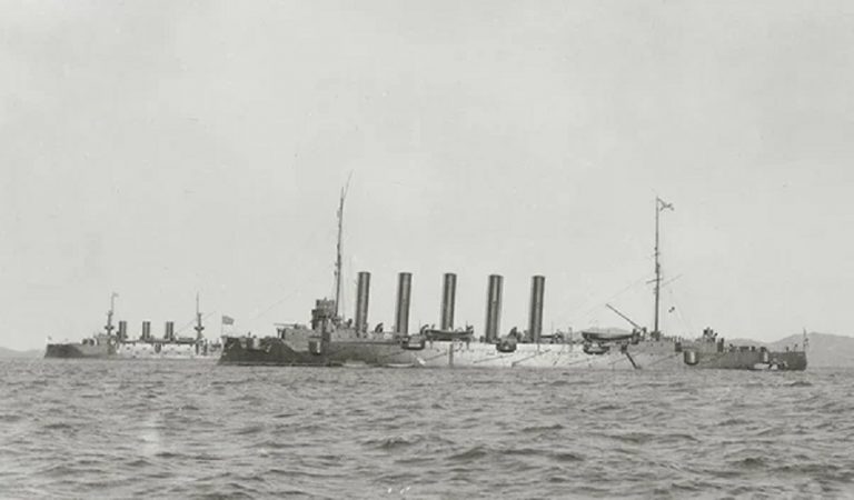 Крейсер «Аскольд» на рейде Порт-Артура в 1904 (на заднем плане - броненосец "Пересвет")
