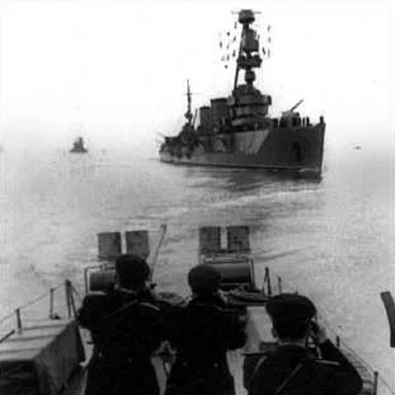 «Красный Крым» во главе флота входит в Севастополь, ноябрь 1944