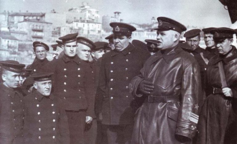 Командующий флотом вице-адмирал Ф. С. Октябрьский выступает перед экипажем крейсера «Красный Крым»