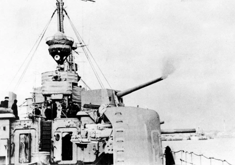 Кормовые орудия крейсера «Красный Крым», 1943 г.