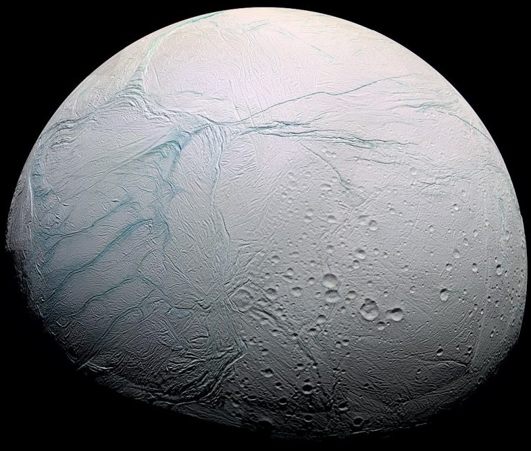 Снежно-белая поверхность Энцелада — спутника Сатурна — обладает наивысшим в Солнечной системе альбедо. Она отражает 99% падающего света. Но в эпоху криогения Земля могла поспорить с Энцеладом (фото: NASA, «Кассини»)