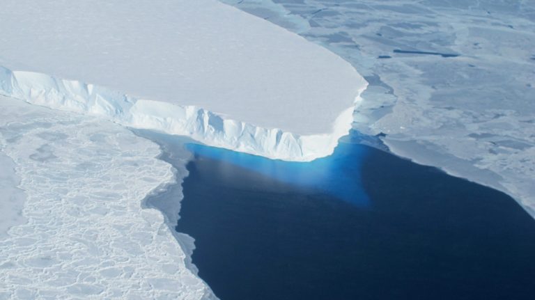 Тяжесть ледяного панциря вдавливает Антарктиду в жидкую земную мантию на глубину 2,5 километра. Возможно, в эпоху криогения Земля формально могла считаться «планетой-океаном» — выше уровня моря оставался только лёд (фото: NASA)