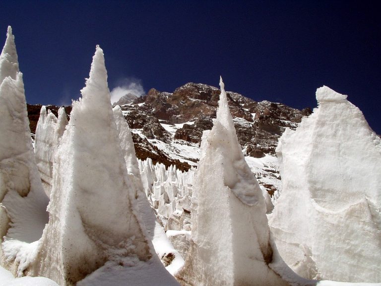 Удивительное зрелище представляют собой кальгаспоры, или «кающиеся монахи», — порождённые неравномерным таянием, склонённые в сторону солнца ледяные шипы. На склоне Эвереста, на леднике Кхумбу, высота «монахов» достигает 30 метров