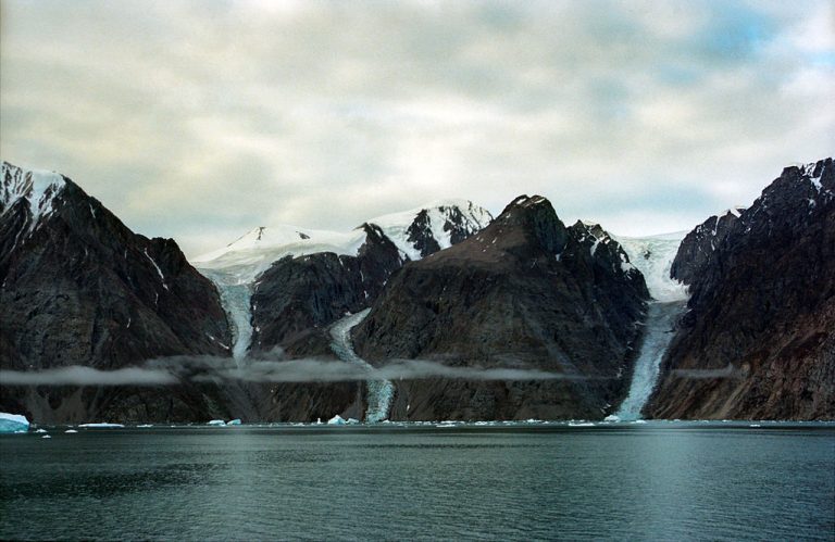 Фьорды — русла, прорезанные в камне стекающим в море льдом