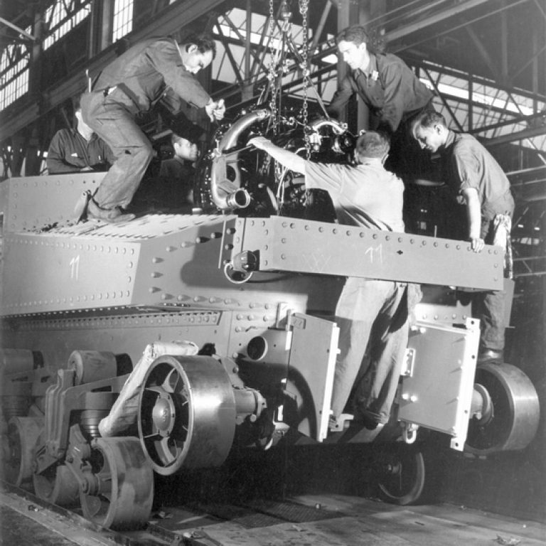 Рабочие устанавливают двигатель R975 в Medium Tank M3. Ресурс двигателя был довольно малым, а процесс установки трудоёмким