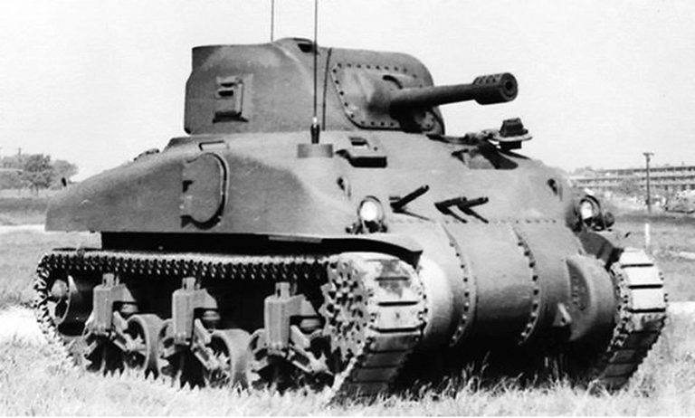 Medium Tank T6. На фотографии хорошо видно две антенны — одна в корпусе, вторая в башне. Пулемётная башенка отсутствует
