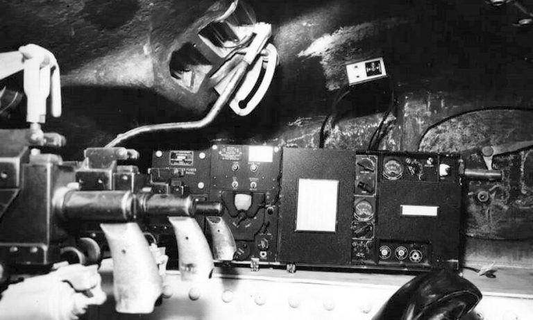 Радиостанция SCR 506, установленная в спонсоне танка Medium Tank T6