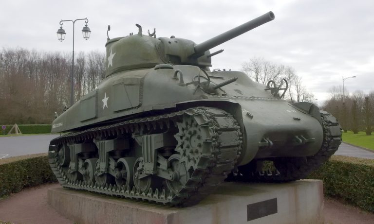 Так M4A1 выглядел под конец войны. Экраны боеукладок приваривались по частям, чтобы плотно прилегать к округлому корпусу. Чтобы повысить проходимость по грязи, на танке установлены расширители гусениц (Extended End Connector)