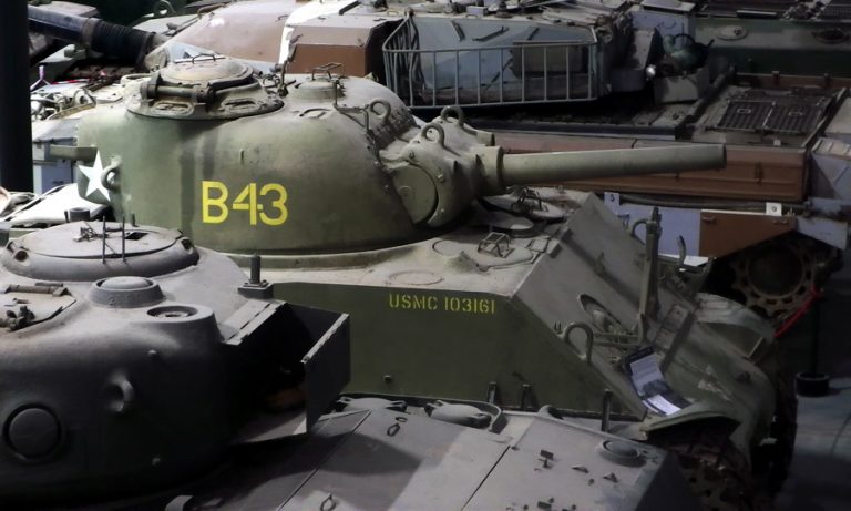 Танк Medium Tank M4(105) в запаснике танкового музея в Бовингтоне. На машине видна лобовая плита увеличенной толщины и более крупные люки — характерные отличия машин поздних серий