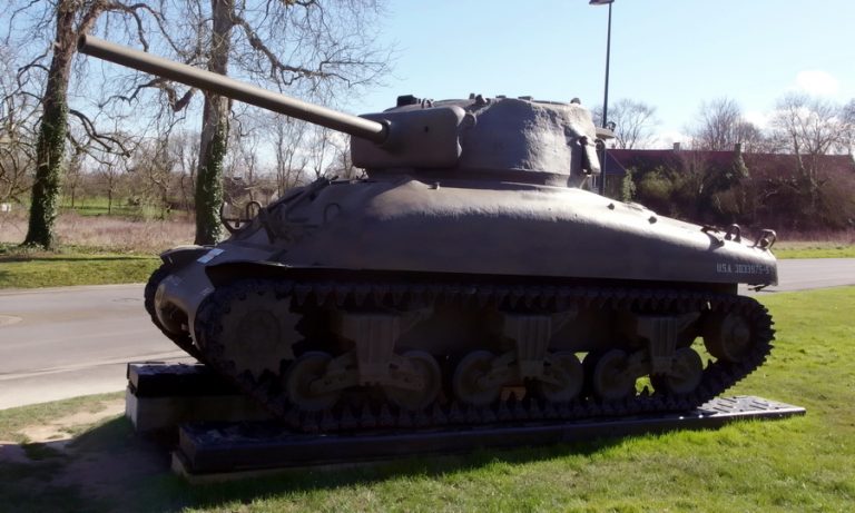 Medium Tank M4A1(76)W с башней T23 и 76-мм пушкой M1A1. Так как у машины есть «мокрая» боеукладка, экраны по бортам не приваривались