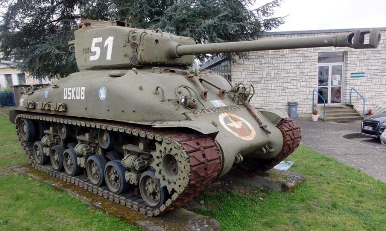 Французский «Шерман» M4A1E8 с подвеской HVSS и гусеницами увеличенной ширины. На танке стоит пушка M1A2