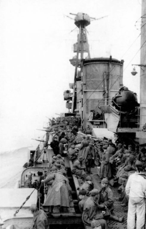 «Красный Крым» с десантом на борту, 1942 г.