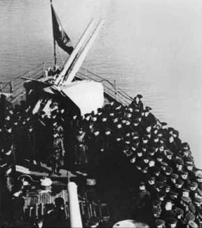 Митинг на борту «Красного Крыма», 1942 г.