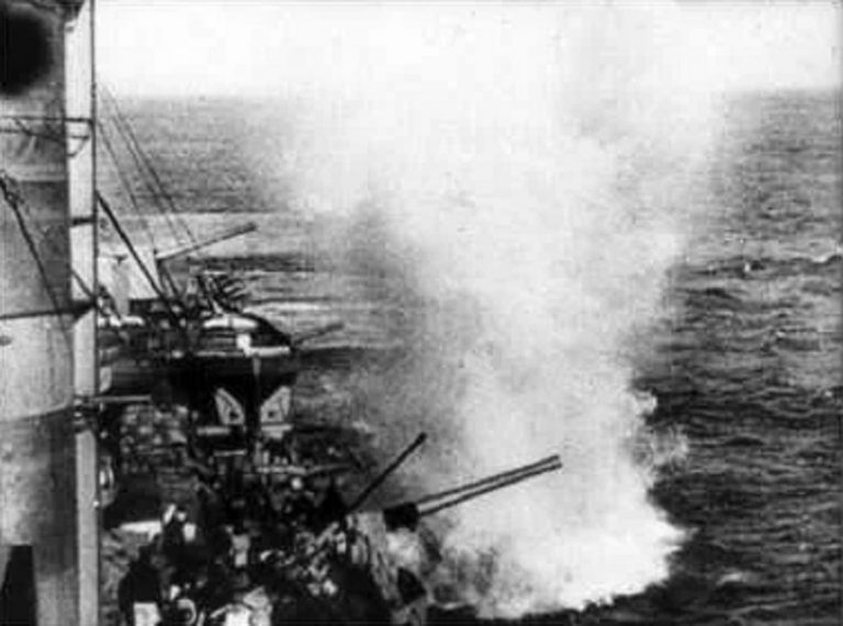 Крейсер «Красный Крым» под вражескими бомбами, 1942 г.