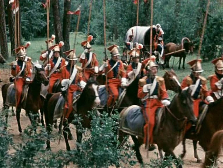 Фильм «Гусарская баллада». Хорошо можно разглядеть красные мундиры 2-го полка легкой кавалерии Императорской гвардии
