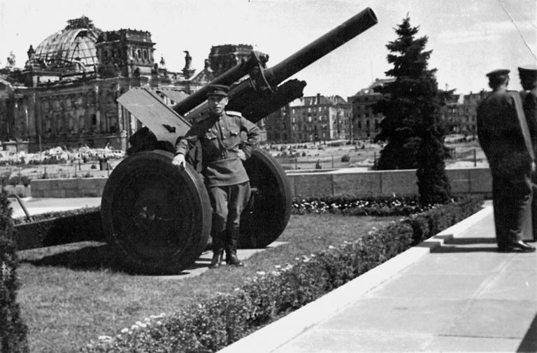 Орудие М-30 на фоне поверженного Рейхстага. 