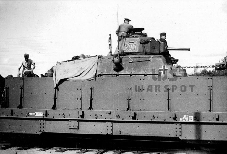 Pz.Kpfw.35 S (f) в составе бронепоезда Panzerzug 30. Виден крюк, к которому при помощи цепи танк крепился на платформе