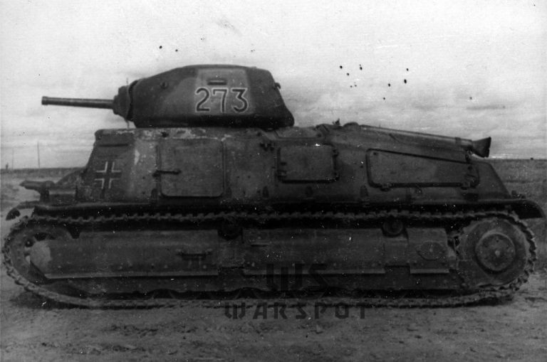 Второй танк с башенным номером 273. Позже его отправили на трофейную выставку в Парк им. Горького